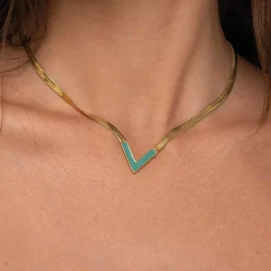 Collier V vert à maille plate