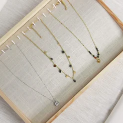 Présentoir lin et bois  pour colliers ou bracelets